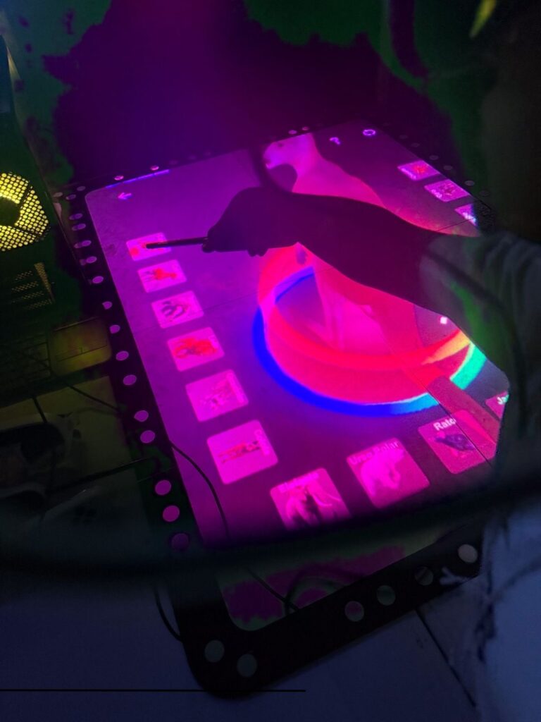 371b7915-ddc9-46ff-a1e1-1aa1dc7f442a-768x1024 Alessandra Carvalho articula parceria inédita e leva tecnologia de ponta para crianças e adolescentes de Itaperuna e região