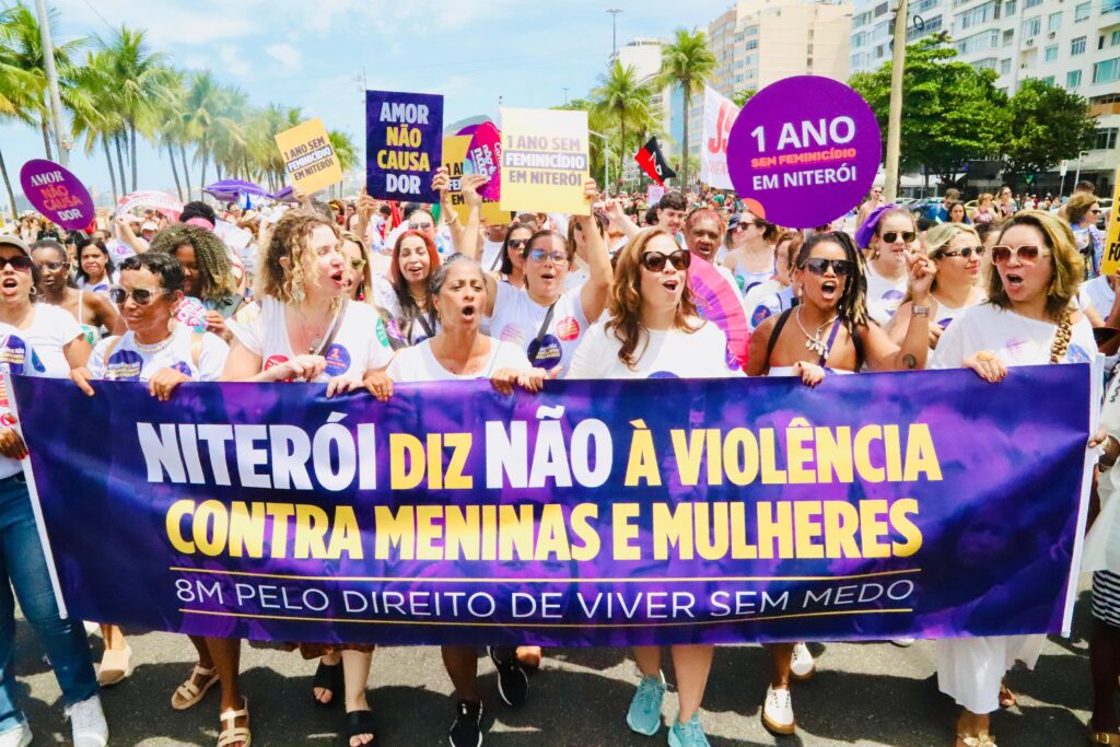 ce43b024-6e58-4d60-b17d-2adccb714676-1024x683 Fernanda Sixel participa de marcha pelo fim da violência contra a mulher